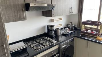 Réfrigérateur, four, plaque de cuisson, cafetiÚre/bouilloire