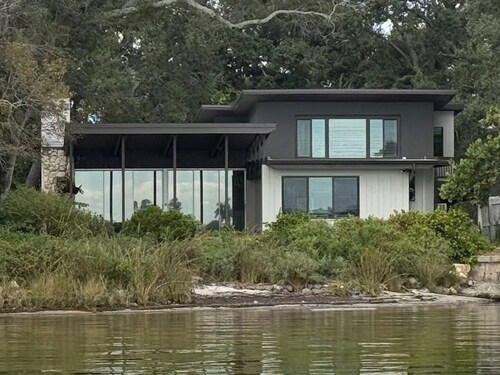 Private Beachfont, 2nd Floor 1/1. Private entrance, bath, walk or bike downtown.