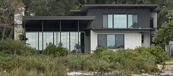 Private Beachfont, 2nd Floor 1/1. Private entrance, bath, walk or bike downtown.