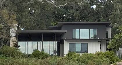 Private Beachfont, 2nd Floor 1/1. Private entrance, bath, walk or bike downtown.