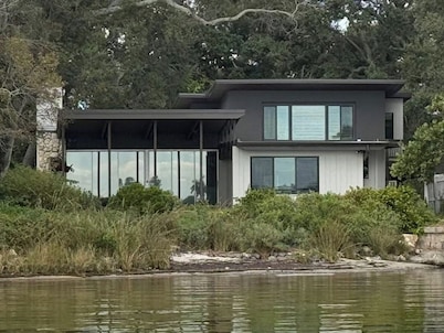 Private Beach, 2nd Floor studio. Private entrance, bath, walk or bike downtown.