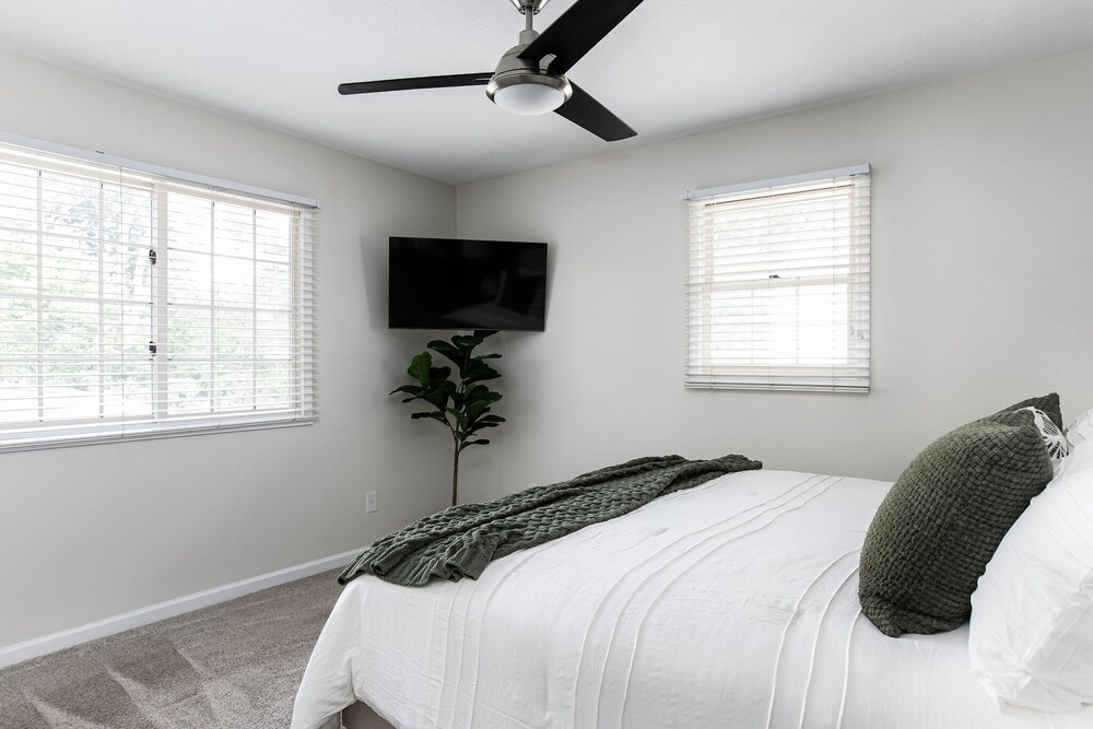 The Stay Like a Champion Haven 4BR/3B 7min From ND 12+ South Bend Vrbo