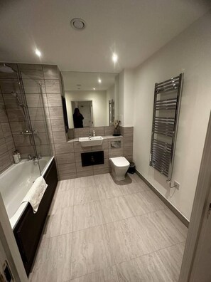 Apartment, 2 Queen-Betten | Badezimmer | Dusche, Handtücher