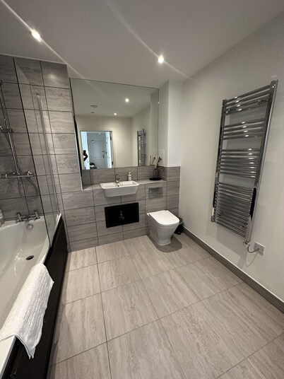 Luxury 2-bed Apartment in Barking