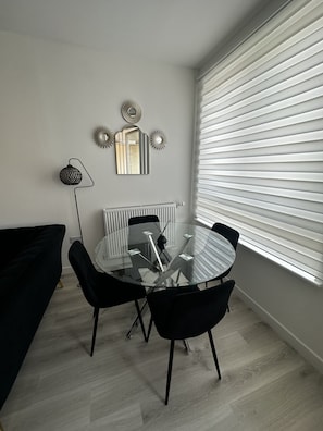 Appartement, 2 grands lits | Restauration