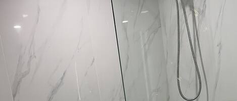 Baignoire Ă jets, sĂšche-cheveux, serviettes fournies, savon