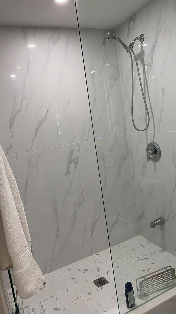 Baignoire à jets, sèche-cheveux, serviettes fournies, savon