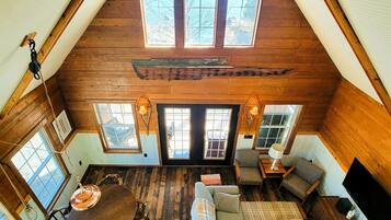 TV connectée, cheminée, chaîne hi-fi