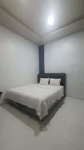 Basic Double Room | Free WiFi, bed sheets