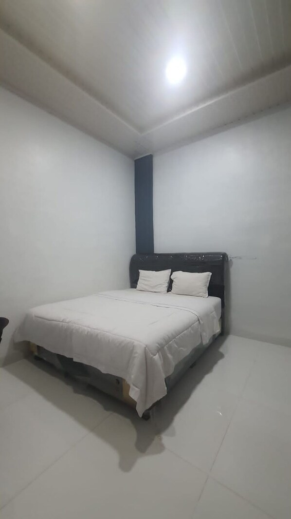 Basic Double Room - Hotel O Modena Homestay Syariah Near SD Negeri 101798 Deli Tua (Medan)