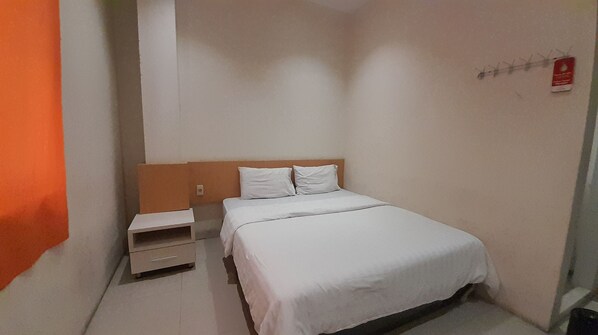 Basic Double Room | Free WiFi, bed sheets - Hotel O Modena Homestay Syariah Near SD Negeri 101798 Deli Tua (Medan)