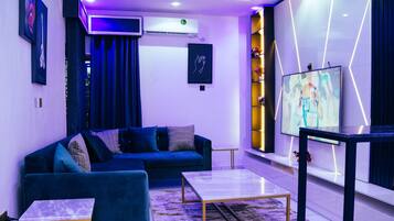 Appartement | Coin séjour | TV connectée de 65 pouces avec chaînes par câble, Netflix