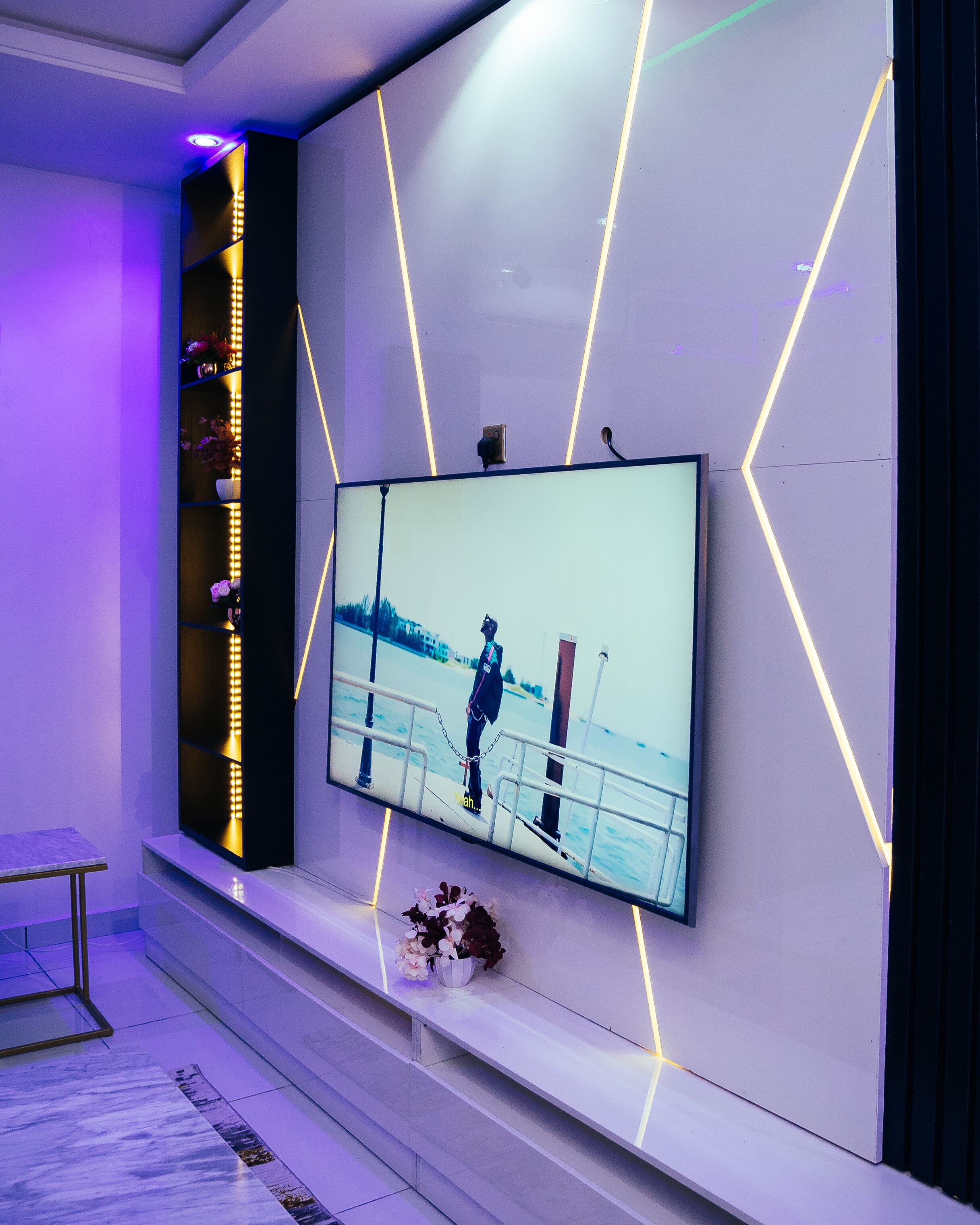 Leilighet | Oppholdsområde | En 65-tommers smart-TV med kabel-kanaler samt Netflix