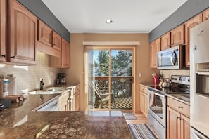Fridge, microwave, oven, stovetop - Your Perfect Alpine Retreat in the heart of Frisco CO (Frisco)