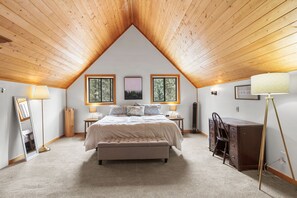 3 bedrooms, internet, bed sheets - Cabin in Blue River with Amazing Views! (Blue River)