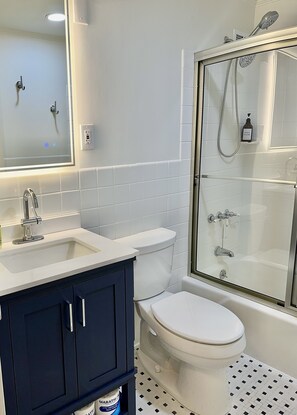 Asciugacapelli, asciugamani, sapone, shampoo