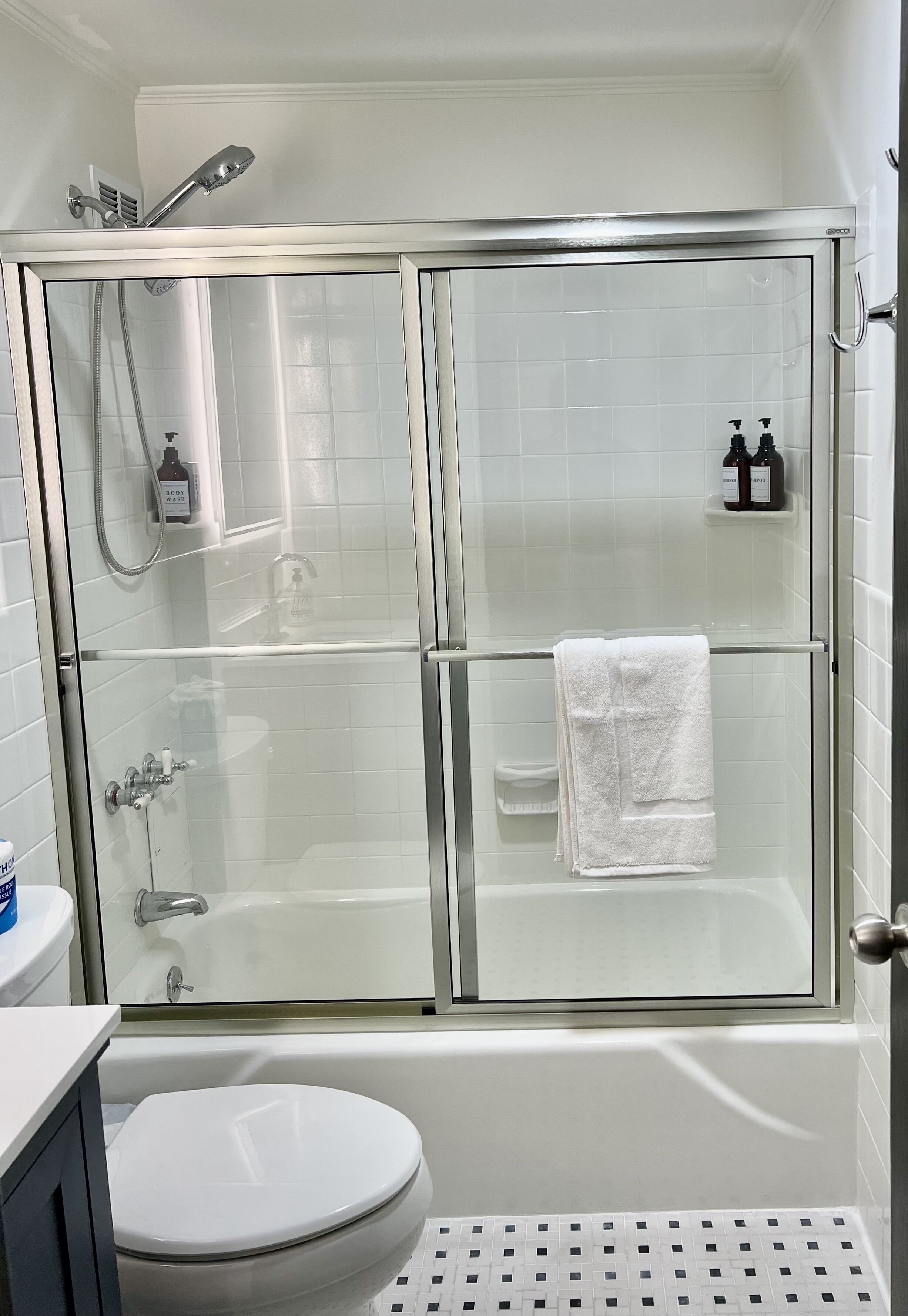 Haartrockner, Handtücher, Seife, Shampoo