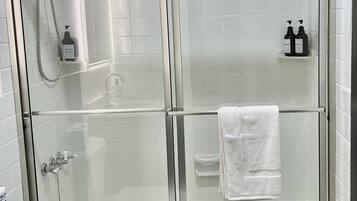 Haartrockner, Handtücher, Seife, Shampoo