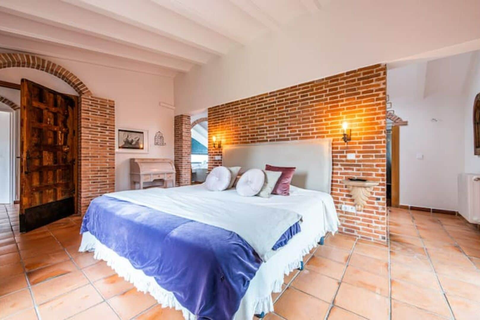 4 chambres, bureau, fer et planche à repasser, lit parapluie