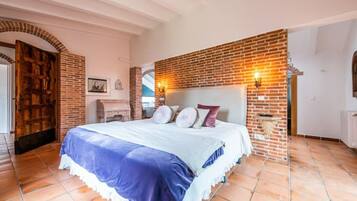 4 chambres, bureau, fer et planche Ă repasser, lit parapluie