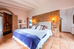 4 室のベッドルーム、デスク、アイロン / アイロン台、旅行用ベビーベッド