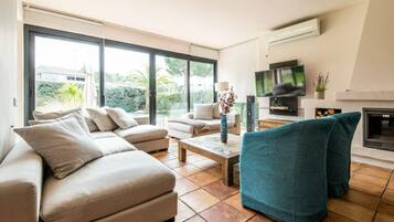 Een smart-tv, boeken en een stereo