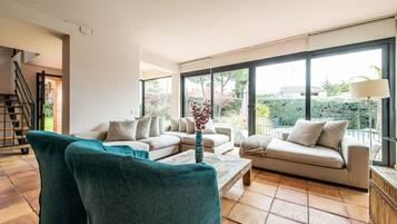 Smart TV, libros y estéreo