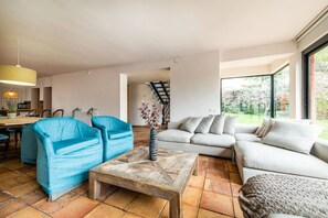 Smart-TV, bøker og stereoanlegg