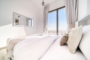 1 soveværelse, pengeskab på værelset, strygejern/strygebræt