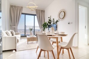 Dining - Immaculate 1BR at UNA Town Square Dubailand by Deluxe Holiday Homes (Dubai)