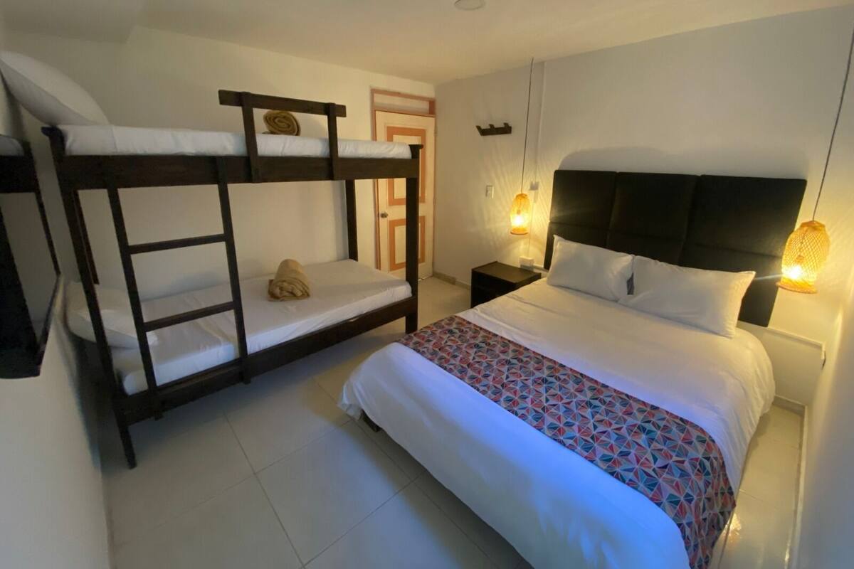 Quarto quádruplo família | Roupas de cama premium, Wi-Fi de cortesia