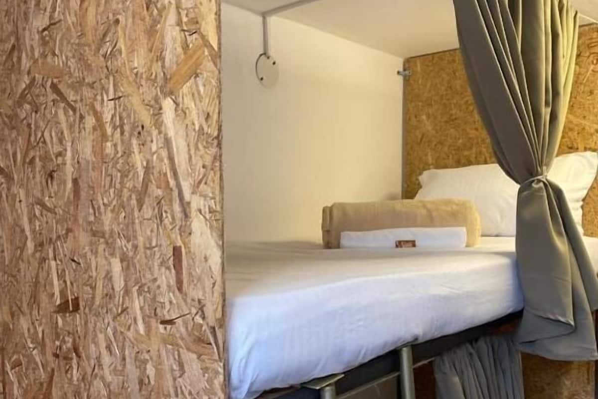 Dormitório compartilhado básico | Roupas de cama premium, Wi-Fi de cortesia