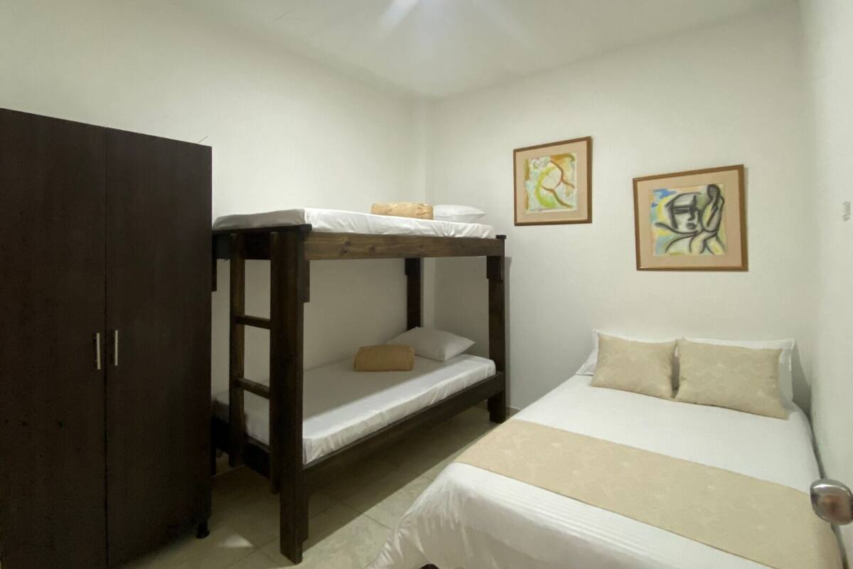 Quarto quádruplo família | Roupas de cama premium, Wi-Fi de cortesia