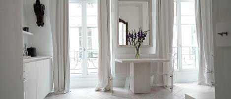 المنشأة من الداخل