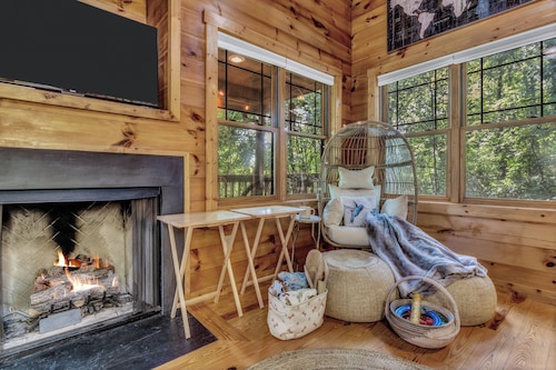 Hot Tub•Private Cabin•Fenced Yard•Fireplace•Min to DT, Biltmore, Blue Ridge Pkwy
