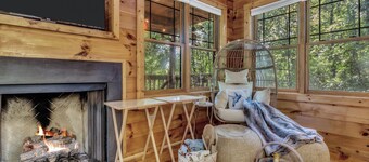 Hot Tub•Private Cabin•Fenced Yard•Fireplace•Min to DT, Biltmore, Blue Ridge Pkwy