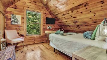 2 habitaciones, escritorio y tabla de planchar con plancha