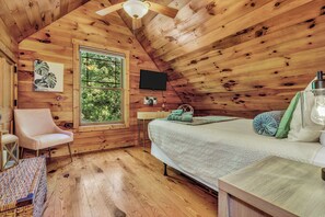 2 makuuhuonetta, työpöytä, silitysrauta/-lauta, vauvan matkasänky