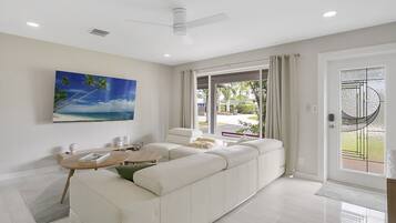 Smart TV, futbolito y libros