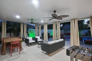 Outdoor dining - New Heated Pool / Spa Home; Perfect Location! (Fort Lauderdale)