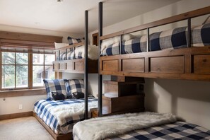 4 bedrooms, iron/ironing board, free WiFi, bed sheets - Cozy Vail Residence by InvitedHome | Patio, Walk to Ski, Lionshead, Vail Village (Vail)