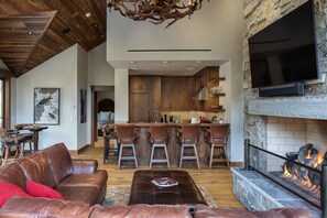 Smart TV, fireplace - Cozy Vail Residence by InvitedHome | Deck, Hike, Lionshead (Vail)