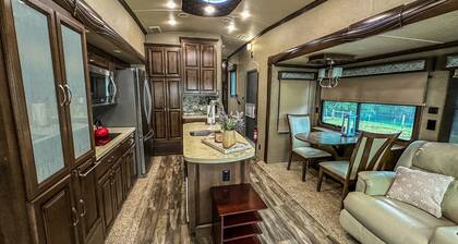 Luxe Farm-Stay w/ private animal sanctuary~10 min from city!