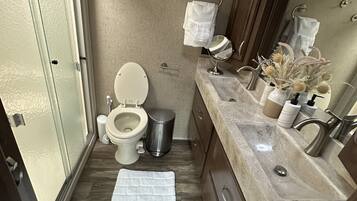 Chuveiro, secador de cabelo, toalhas de banho, sabonete