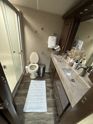 Shower, hair dryer, towels, soap - Luxe Farm-Stay w/ private animal sanctuary~10 min from city!  (Glen Allen)