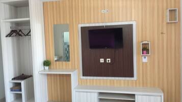 Laptop workspace, free WiFi, bed sheets