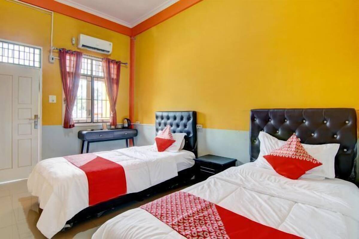 Laptop workspace, free WiFi, bed sheets