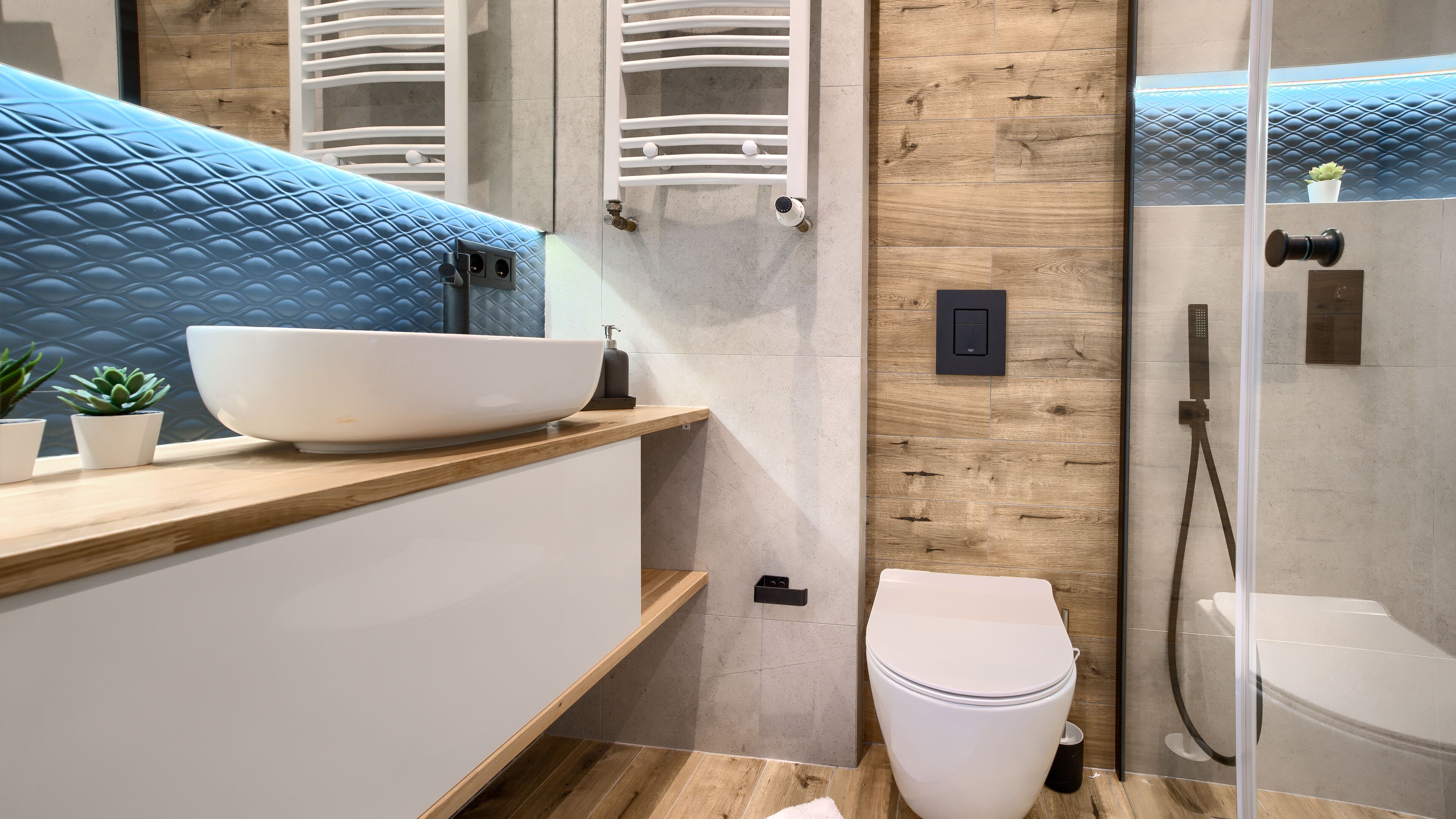 Studio Suite (1) | Bathroom | Shower, hair dryer, towels