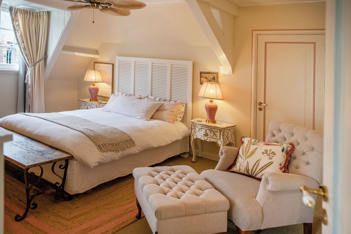 Habitación estándar | Ropa de cama de alta calidad, edredón, minibar y escritorio