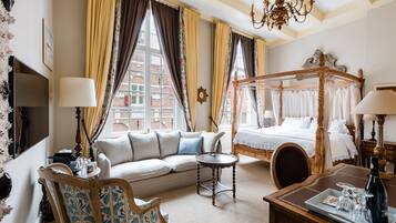 Deluxe tweepersoonskamer | Luxe beddengoed, donzen dekbedden, een minibar, een bureau